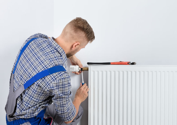Técnico poniendo a punto un Radiador Baxi